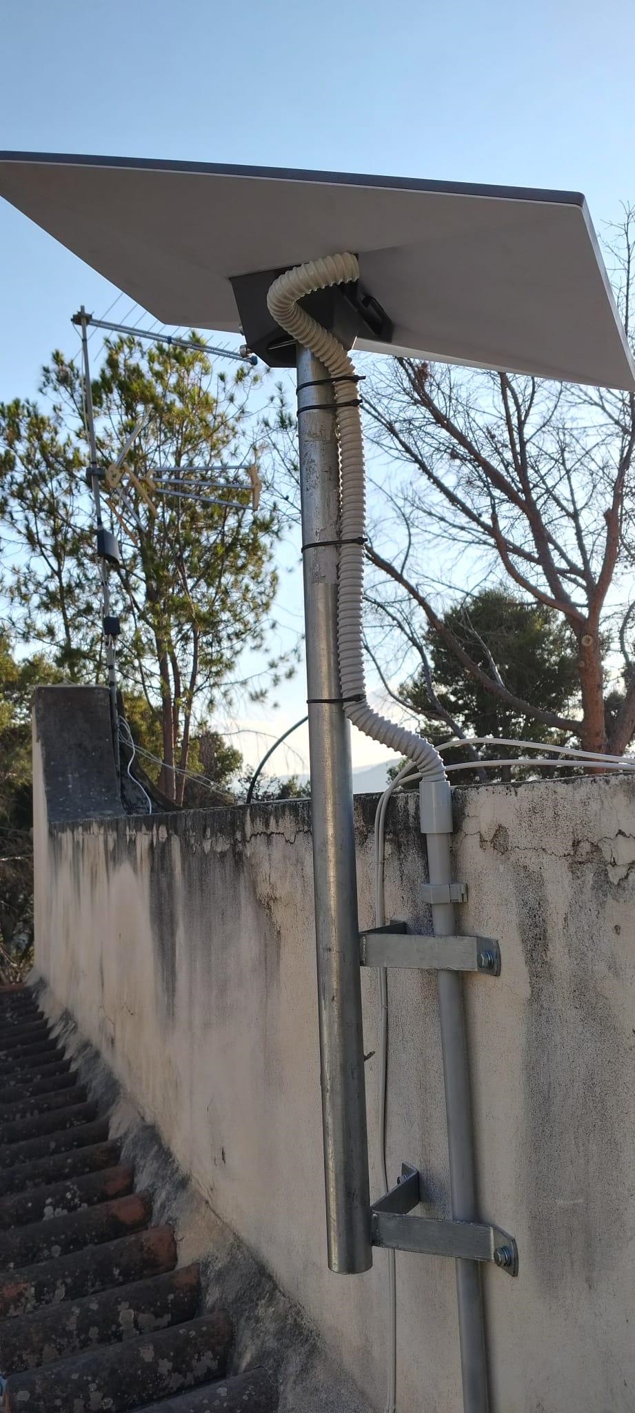 91246157_Starlink_Antenna_Montata.jpg